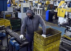 Trabajador en Pyme con barbijo