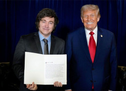 Javier Milei sosteniendo tuit junto a Donald Trump
