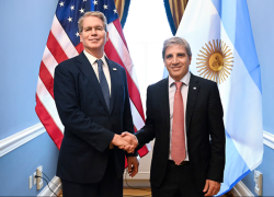 Scott Bessent estrechando la mano a Luis Caputo